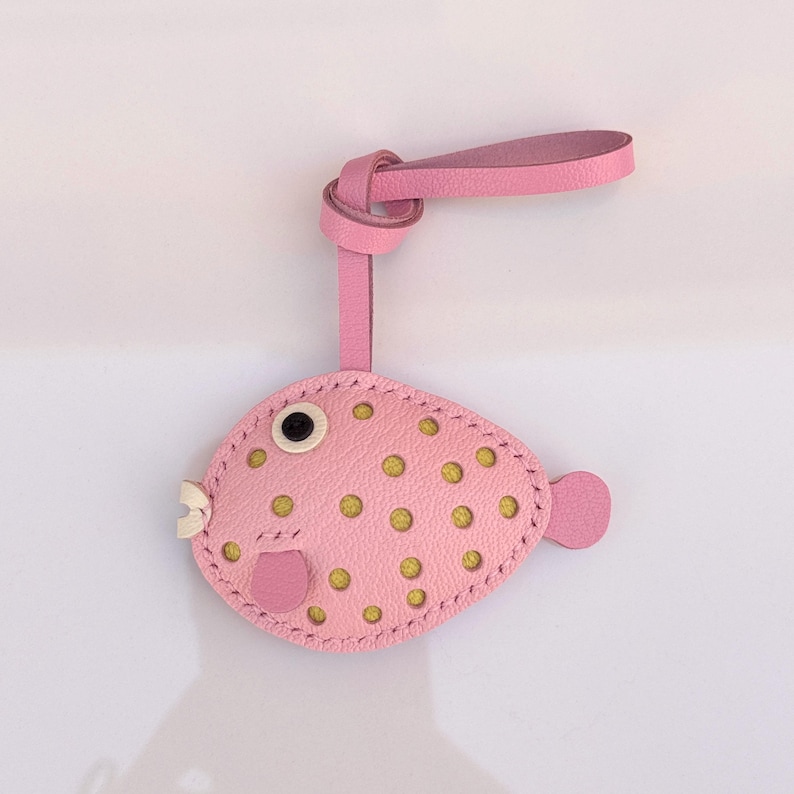 Llavero personalizado de pez globo azul, abalorio para bolso de piel de cabra francesa hecho a mano. Light Pink