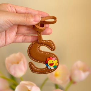 Regenbogen Blume Echtes französisches Ziegenleder Initial Name Taschenanhänger - Weiches Alphabet Geldbörse Zubehör - Handgefertigter benutzerdefinierter Leder Schlüsselanhänger