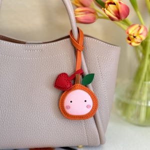 Dije de bolso de cuero genuino suave, lindo llavero de cuero con forma de fruta naranja, divertidos accesorios para bolsos, colgantes para mochilas, regalos para amigos