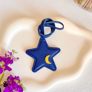 Breloque de sac personnalisée étoile et lune en cuir véritable, accessoires de sac à main en cuir personnalisés, joli porte-clés en cuir, cadeaux pour amis/elle/lui