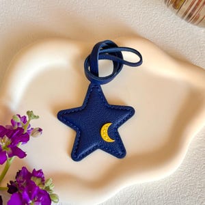 Personalisierter Echtleder Stern und Mond Taschenanhänger, Benutzerdefinierte Leder Geldbörse Zubehör, niedlicher Leder Schlüsselanhänger, Geschenke für Freunde / Sie / Ihn