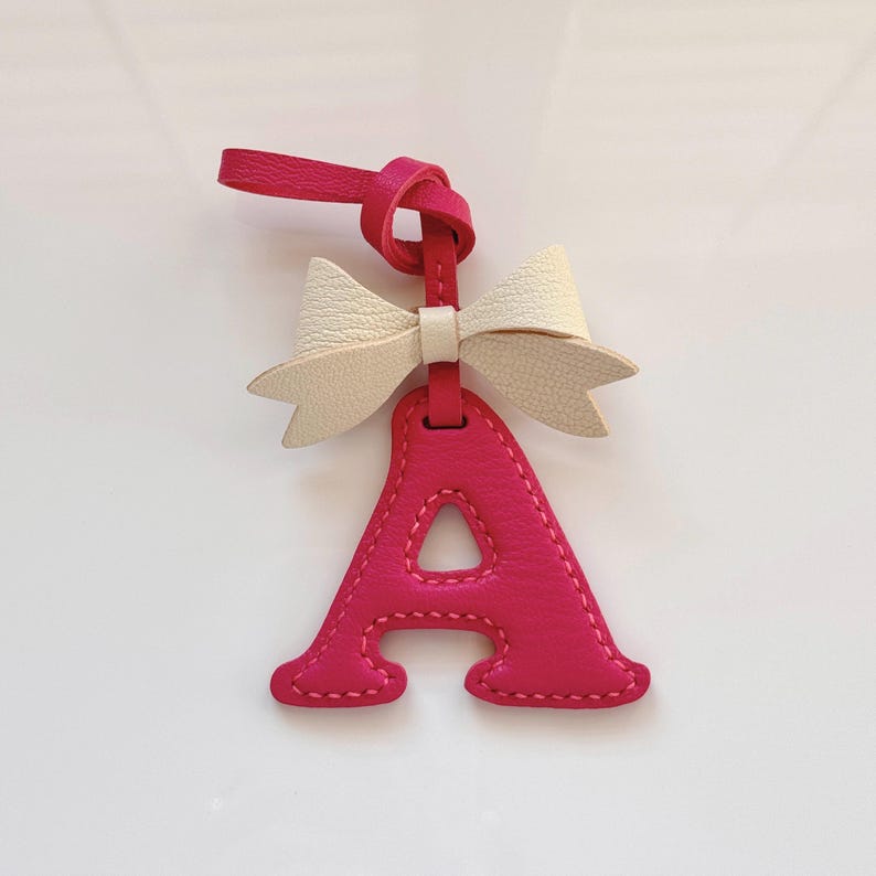 Llavero con inicial de cuero personalizado para bolso, llavero con lazo hecho a mano imagen 5