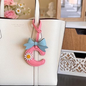 Llavero con inicial de cuero personalizado para bolso, llavero con lazo hecho a mano imagen 3