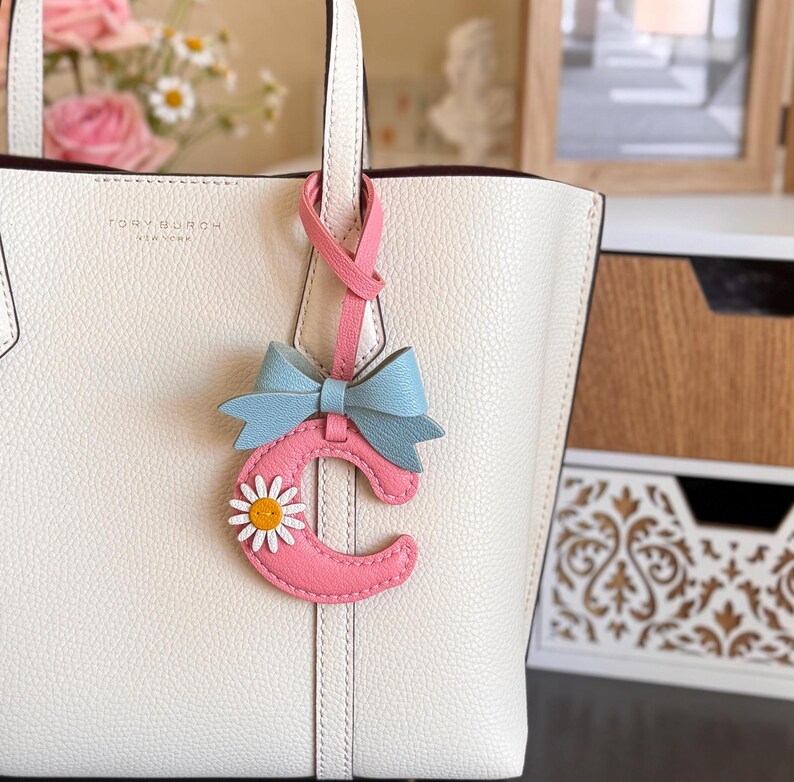 Llavero con inicial de cuero personalizado para bolso, llavero con lazo hecho a mano imagen 3