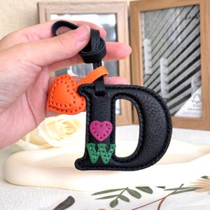 Abalorio para bolso con nombre inicial de piel de cabra francesa auténtica, llavero personalizado hecho a mano, regalos del alfabeto con nombre, regalo de amor para ella/él