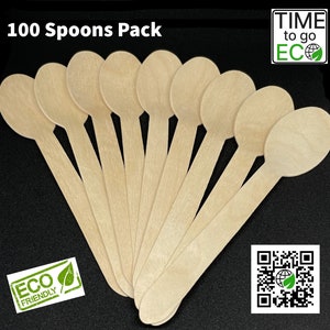 Könnte beinhalten: Eine Packung mit 100 Holzlöffeln, die fächerförmig angeordnet sind. Die Löffel sind aus Naturholz gefertigt und umweltfreundlich. Der Text "100 Spoons Pack" ist oben im Bild sichtbar. Der Text "TIME to go ECO" ist oben rechts im Bild sichtbar. Ein grünes Blattlogo ist unten links im Bild mit dem Text "ECO FRIENDLY" sichtbar.