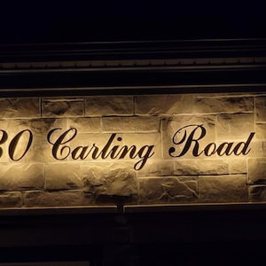 Señales de dirección de casa personalizadas / Señal negra brillante moderna / Señal de dirección retroiluminada por LED amarillo - Decoración elegante de la entrada de la casa