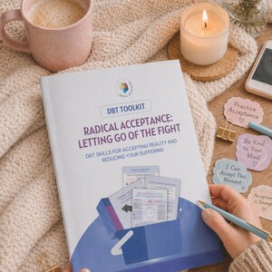 Puede incluir: Un libro de trabajo DBT titulado Radical Acceptance: Letting Go of the Fight, con una portada gr&aacute;fica azul que muestra vistas previas de p&aacute;ginas. El libro incluye texto sobre habilidades DBT para aceptar la realidad y reducir el sufrimiento.