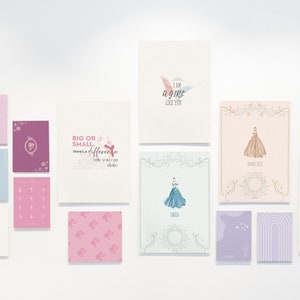Könnte beinhalten: Eine Wandgalerie mit 12 Drucken zum Thema Prinzessin. Die Drucke zeigen Illustrationen von Prinzessinnen, Zitate über das Mädchensein und abstrakte Designs in Rosa-, Lila- und Blautönen.