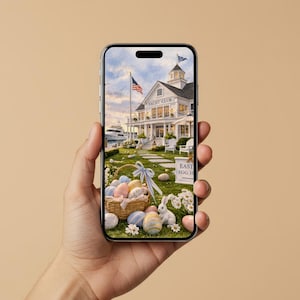 Könnte beinhalten: Ein Smartphone zeigt eine Osterszene mit einem weißen Yacht Club-Gebäude, einer amerikanischen Flagge und einem Korb mit dekorierten Eiern. Ein weißes Kaninchen sitzt in der Nähe des Korbs. Die Szene spielt auf einer grünen Wiese mit einem Schild "EAST EGG HUNT".
