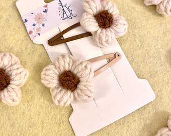 Beige flower hairclips. Woollen hair clips. Neutral Toddler hair clips. Brown and beige hair accessroeis for children. Large flower Hairclip