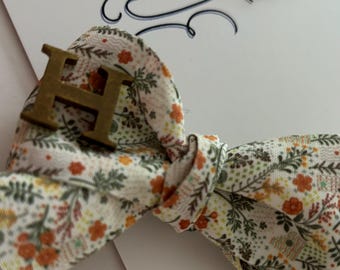 autumn hair bows. small hair bows with fall themed ribbon. personalised hair bows with initial. leafy hair bows. Halloween hair bows.