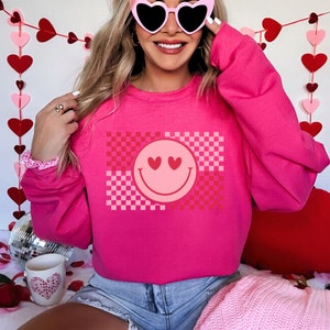Valentine&#39;s Day Smiley Sweatshirt, Cute Heart Valentine Crewneck Shirt, Women&#39;s Vday Pullover, Trendy Retro Smiley Graphic Top