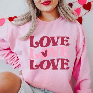 Valentine&#39;s Day Love Sweatshirt, Cute Heart Valentine Shirt, Vintage Style Crewneck, Retro Galentine&#39;s Day Pullover for Her