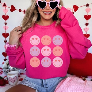 Valentine&#39;s Day Smiley Sweatshirt, Cute Heart Valentine Crewneck Shirt, Women&#39;s Vday Crewneck