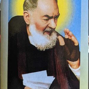 Puede incluir: Una tarjeta religiosa con un retrato de Padre Pío, un sacerdote católico conocido por sus estigmas. La tarjeta tiene un fondo azul con las palabras "Padre Pío" en la parte superior y "NEUVAINE" en la parte inferior.