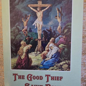 Może przedstawiać: Wizerunek religijny z epoki przedstawiający ukrzyżowanie Jezusa Chrystusa z dwoma złoczyńcami po obu stronach. Scena rozgrywa się na tle pochmurnego nieba, a pod krzyżami zebrał się tłum ludzi. Na dole obrazu widnieje napis "The Good Thief Saint Dismas".
