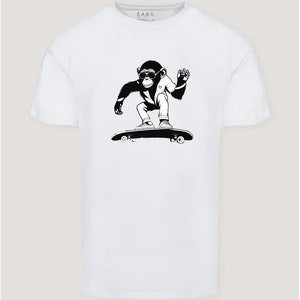 Op de afbeelding: Wit T-shirt met een zwart-witte illustratie van een aap met een zonnebril die skateboardt. De tekst "EASY." is op het shirt gedrukt.