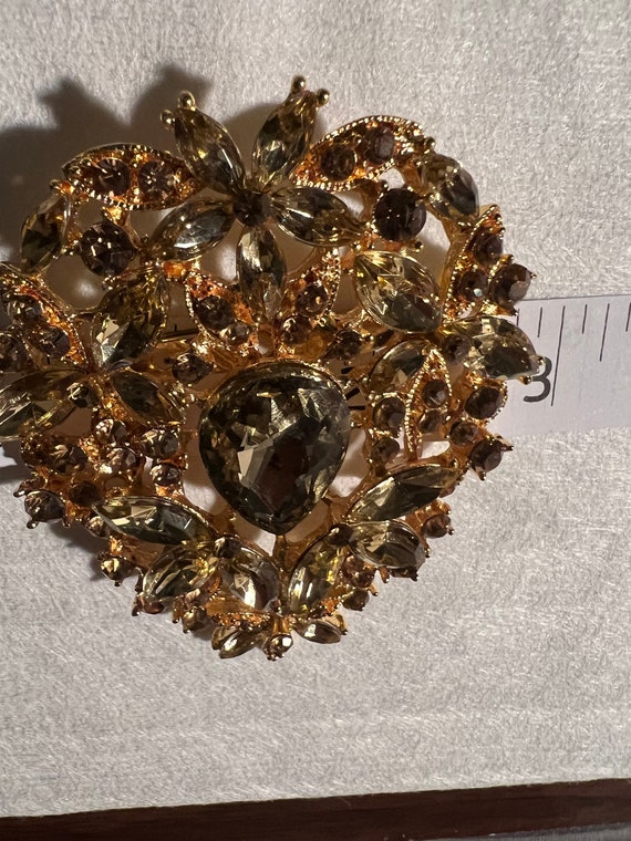 Vintage Brooch with different size flowery stones - image 3