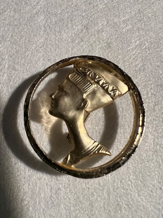 Goldtoned Nefertiti brooch - image 1