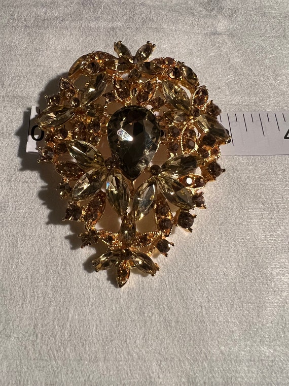 Vintage Brooch with different size flowery stones - image 1