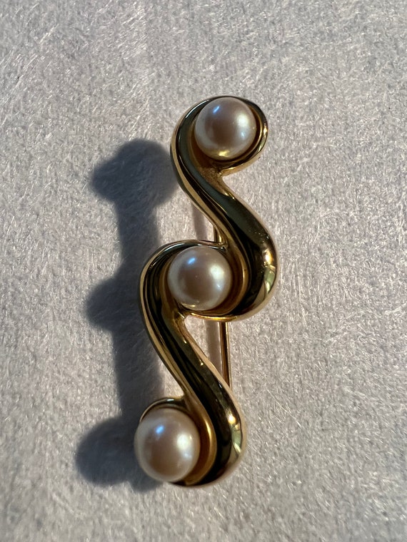 Three Pearl Brooch, gold toned