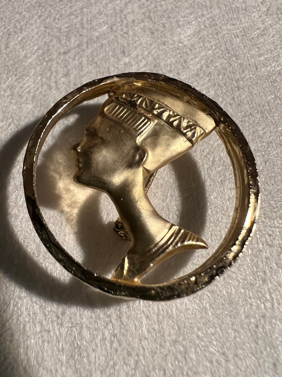 Goldtoned Nefertiti brooch - image 3