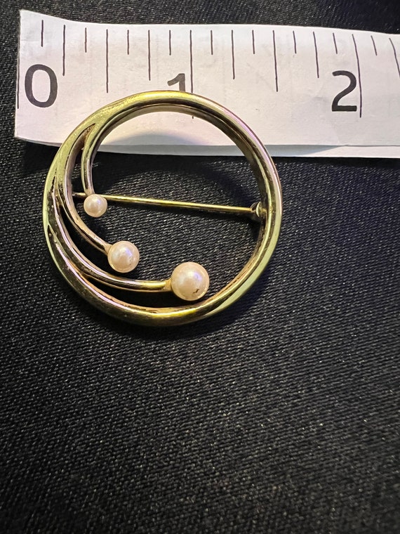 Circular brooch with pearls. - image 1