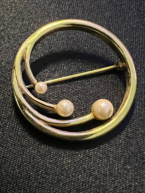 Circular brooch with pearls. - image 2