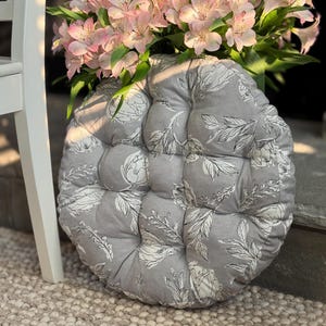 Round Chair Cushion Minimalist Home Comfort Chair Cushions for Dining Chairs Cozy Kitchen Gift Seat Pad with Flower Print Neutral Home Gift