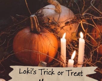 Może przedstawiać: Obrazek o tematyce Halloween z dwiema dyniami, jedną pomarańczową i jedną bladą, otoczonymi gałązkami i zapalonymi świecami. Tekst "Loki's Trick or Treat Message" jest wyświetlany na banerze, tworząc świąteczną jesienną scenę.