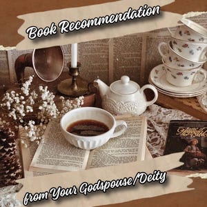 Könnte beinhalten: Eine Buch-Empfehlung von deinem göttlichen Ehepartner/deiner Gottheit, mit einer Tasse Kaffee, einer Teekanne und einem Buch mit dem Titel "Anne of Green Gables".