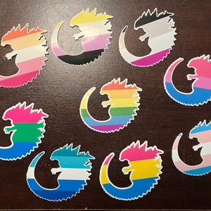 Emblème/Logo Godzilla, variante drapeau de la fierté autocollants en vinyle (2,4 x 2,8 po.)
