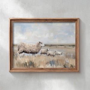Könnte beinhalten: Ein gerahmtes Landschaftsgemälde, das eine Gruppe von vier Schafen auf einem trockenen, grasbewachsenen Feld unter einem blassblauen und weißen bewölkten Himmel zeigt. Das Kunstwerk besticht durch gedeckte Erdtöne und weiche Pinselstriche im Holzrahmen.