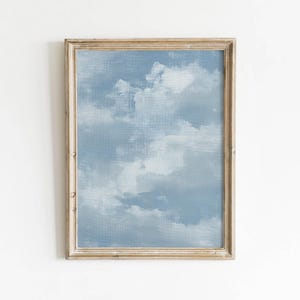 Gedempt blauw wolkenlandschap afdrukbaar, neutrale muurkunst, minimalistisch wolkendecor, rustige kustkunst, grijze digitale download 0392