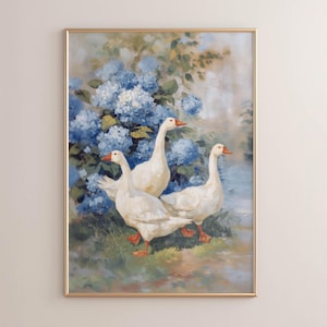 Può includere: Dipinto incorniciato con tre oche bianche con becchi e zampe arancioni, vicino a fiori di ortensie blu. L'opera d'arte ha una cornice dorata e uno stile morbido e pittorico, che evoca una scena rurale serena.