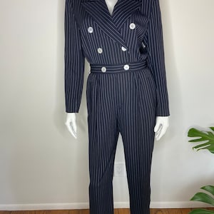 90er Escada Navy Zweireihiger Kragen Nadelstreifen Jumpsuit | Blau und Weiß Strampelanzug | Elegantes Einteiler-Outfit