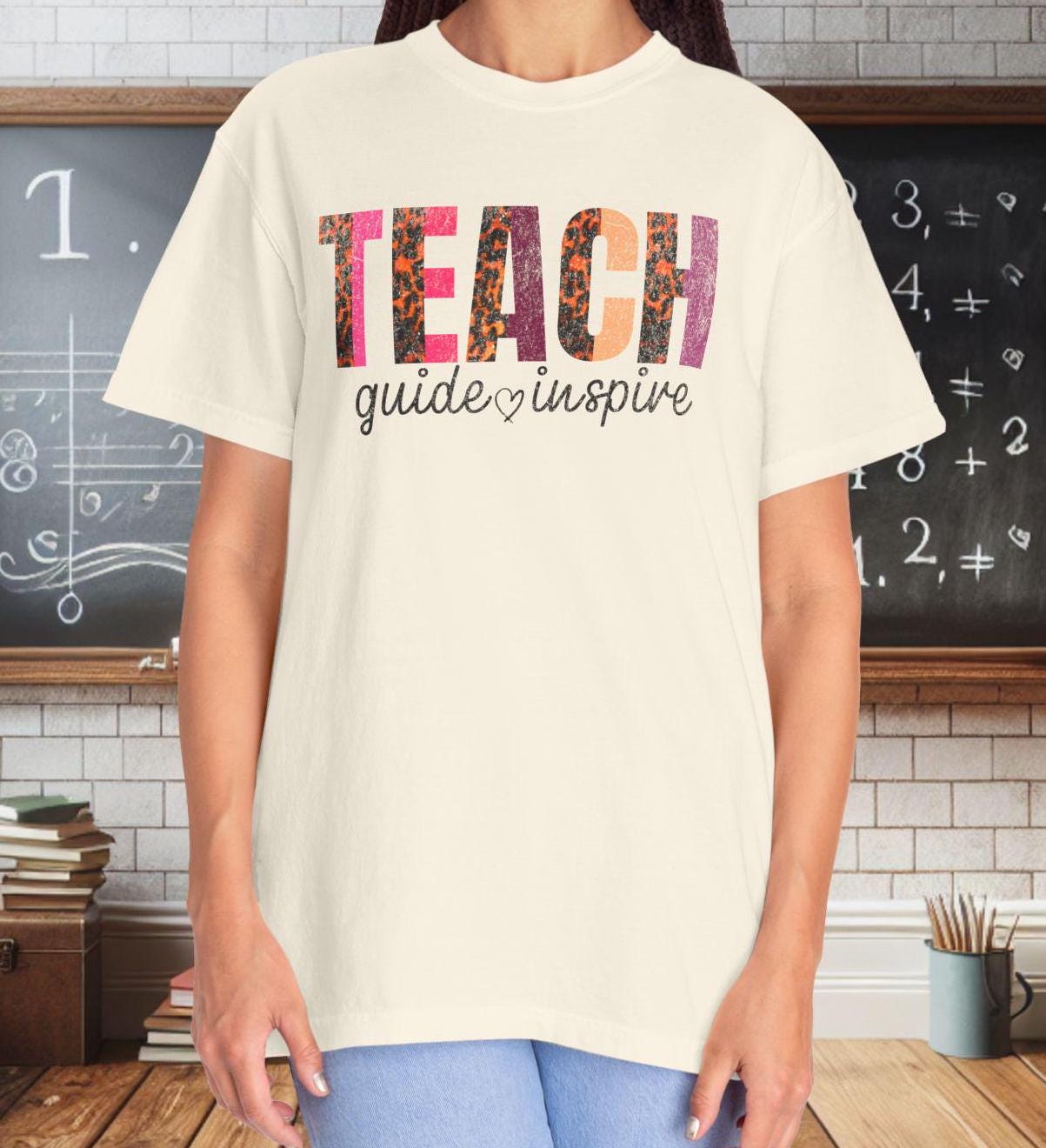 教師用Tシャツ - ティーチガイド インスパイア、教育者へのギフト 