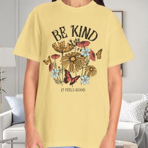 Be Kind T-shirt met bloemenprint: Cottagecorecore-shirt voor geestelijke gezondheid
