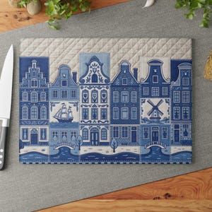 Tabla de cortar de cristal con diseño de casas de los canales de Delft azules / Diseño de patchwork falso de paisaje urbano con azulejos holandeses, regalo para la cocina holandesa, cocina rústica