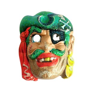 Könnte beinhalten: Eine geformte Piratenmaske aus Kunststoff mit einem grünen Hut, einem weißen Totenkopf mit gekreuzten Knochen, einer schwarzen Augenklappe, einem grünen Schnurrbart, roten Lippen mit einem Goldzahn, einem roten Kopftuch und gelben Ohrringen.