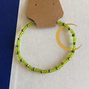 Bracelet en perles de verre vertes translucides