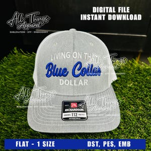 Könnte beinhalten: Eine graue und weiße Trucker-Cap mit dem gestickten Text LIVING ON THAT Blue Collar DOLLAR. Auf der Vorderseite befindet sich ein schwarzer, verstellbarer Richardson 112-Aufkleber. Das Design zeigt weiße und blaue Stickereien auf grauem Stoff.