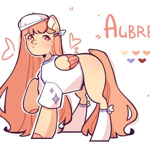 Puede incluir: Una ilustración digital de un personaje llamado Aubrey, representado como un híbrido con cabeza humana y cuerpo de poni. El personaje tiene el pelo largo de color melocotón, lleva una gorra y una camiseta blancas, y tiene pequeñas alas.