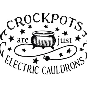 Może przedstawiać: Czarno-biała grafika z napisem "CROCKPOTS are just ELECTRIC CAULDRONS" w ozdobnej owalnej ramce. Kociołek, gwiazdy i przewód zasilający są również elementami projektu.