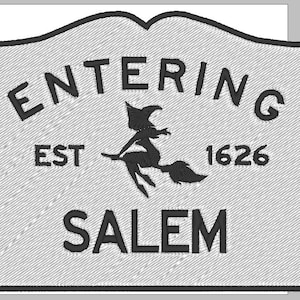 Puede incluir: Un letrero en blanco y negro con el texto "Entering Salem Est 1626" y una silueta de una bruja montando una escoba.