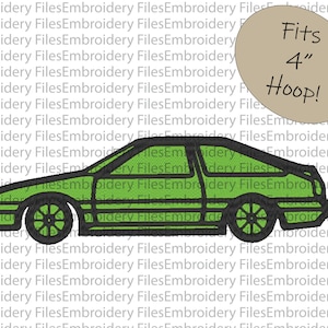 Peut inclure: Broderie de voiture verte avec des contours noirs. Le motif est destiné à un cerceau de broderie de 10 cm. Le texte "Fits 4" Hoop!" est dans un ovale brun.