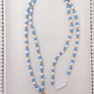 Cordón con cuentas azules y blancas