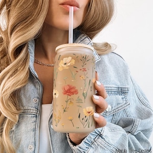 Wildflower Glass Cup, Floral Iced Coffee Cup, Personalized Retro Glass Can with Lid and Straw, Bridesmaid Proposal Gift, Bachelorette Gift