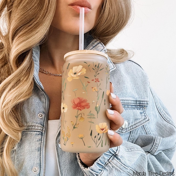 Vaso de cristal con diseño de flores silvestres, vaso para café helado con diseño floral, lata de cristal retro personalizada con tapa y pajita, regalo para pedirle a una dama de honor que sea tu dama de honor, regalo para una despedida de soltera